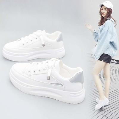 Маленькие белые туфли на толстой подошве из мягкой кожи женские весна-лето 2025 новые популярные супер огонь на плоской подошве спортивные туфли увеличивающие рост повседневные кеды