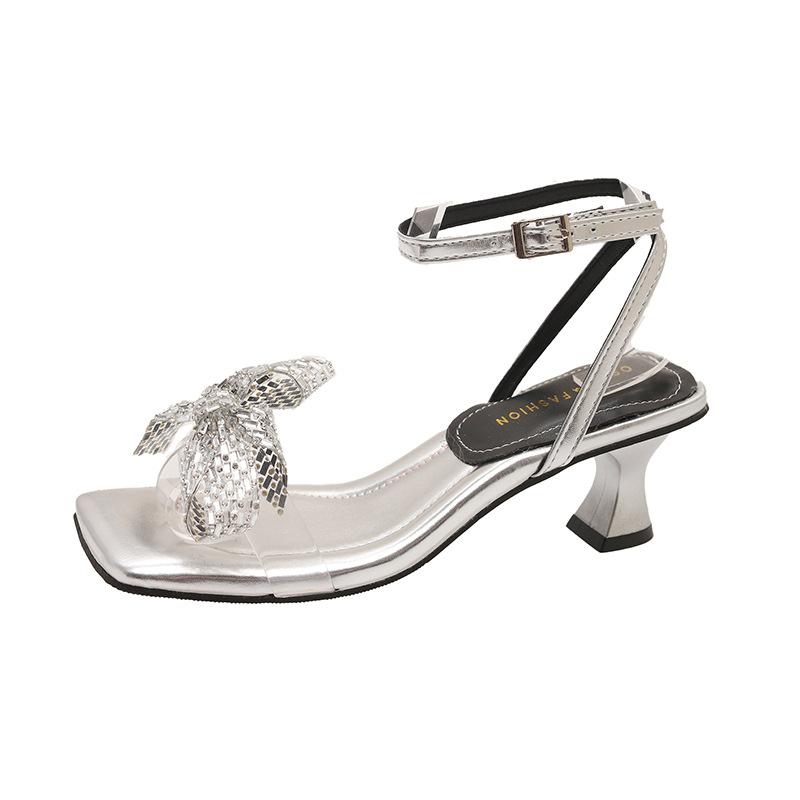 Bow word с сандалиями женские лето 2025 новый иностранный стиль фея стиль бокал для вина и большой размер высокие каблуки