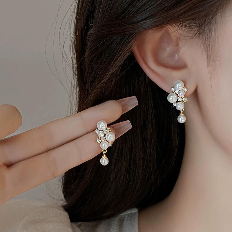 Grape pearl earclips without holes, high-end French retro personalized earrings, women's painless light luxury zircon earrings, earrings.