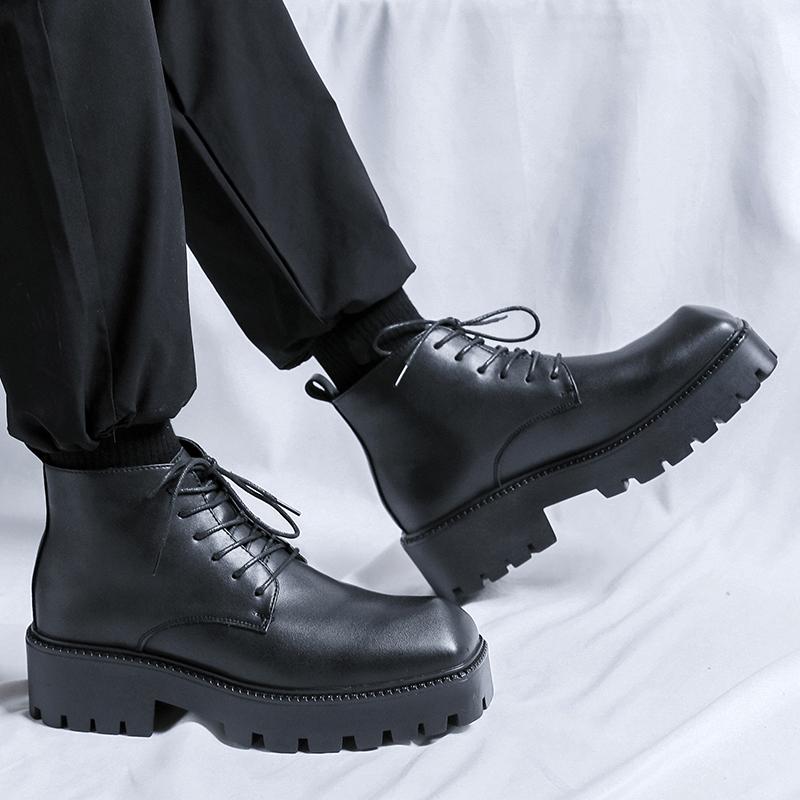 Мужские кожаные ботинки на толстой подошве. Модный минималистичный дизайн. Трендовая обувь для отдыха на свежем воздухе, офиса, вечеринок, осени и зимы.