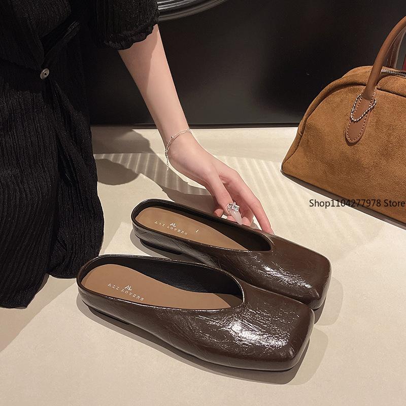 Модные корейские крутые шлепанцы на толстом каблуке для женщин 2025 весна новинка удобная мягкая подошва закрывающая ногу сумка на голову и половина шлепанцы женские балетки