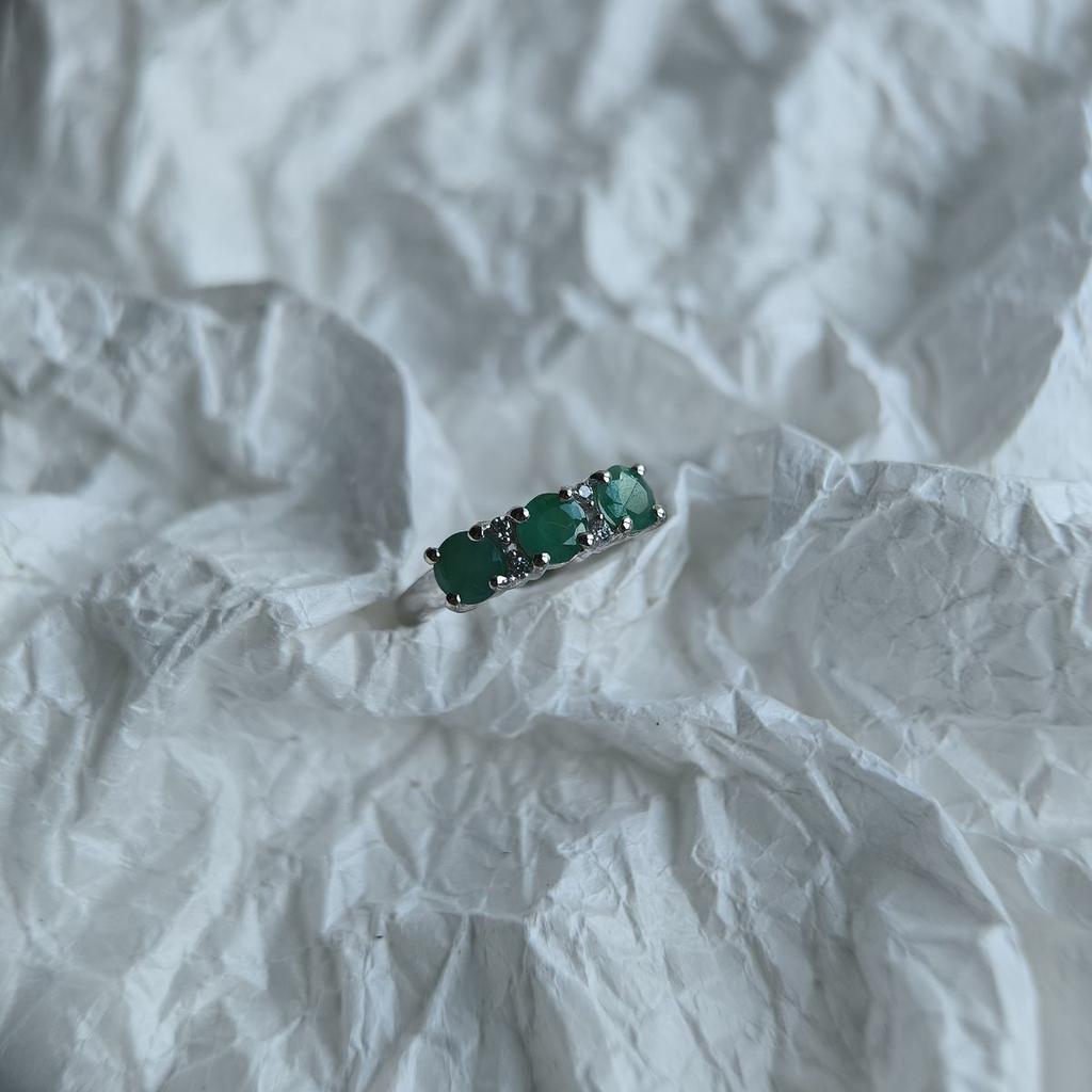 Серебряное кольцо с натуральным изумрудом 1.403ct, вес изделия 3,29 гр (2180029)