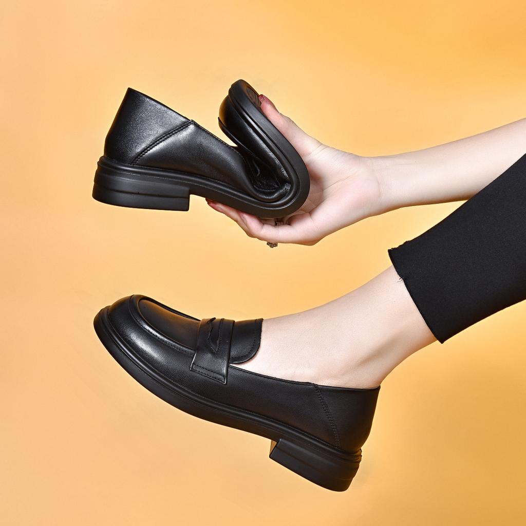 Round Head Small Leather Shoes Women's 2024 Spring Special Large Size Black First Layer Cowhide Basic Foot Loafers Are Specially Supplied by the Entit