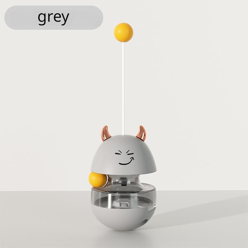 Милый неваляшка, который бросает кошачью еду, чтобы поиграть с кошками