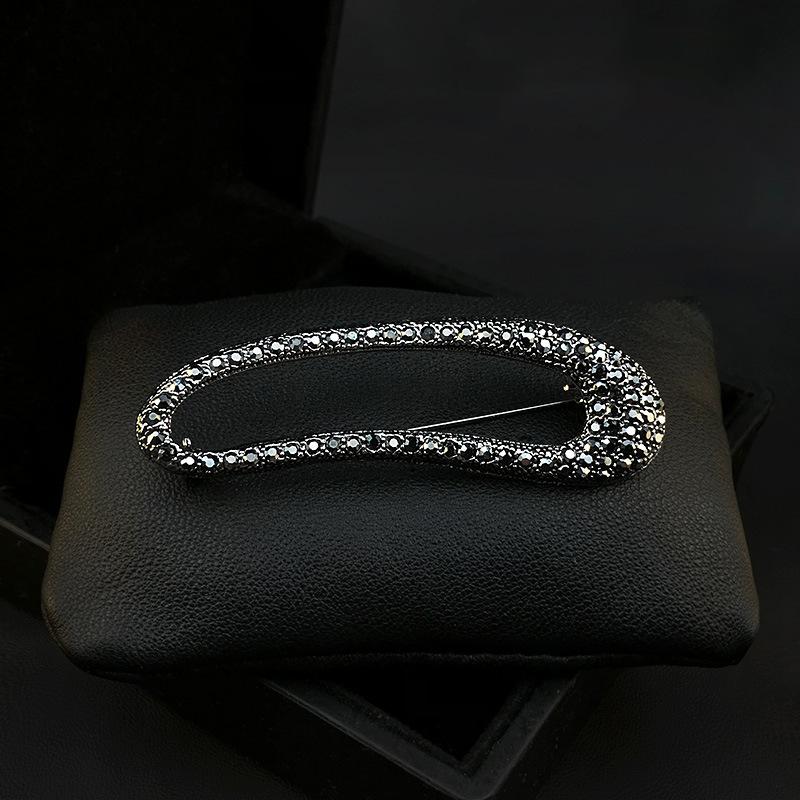 Irregular-shaped Oval Brooch, Feminine Charm, Diamond-encrusted Geometric Brooch, Niche High-end Design Sense