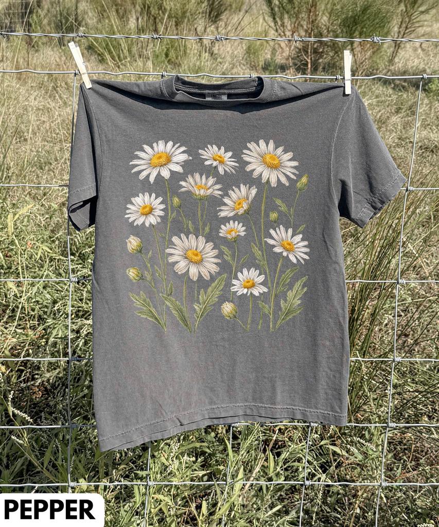 Vintage Daisy Flower Graphic T-Shirt,Retro Boho Cottagecore Floral Tee,Garden Flower Shirt,Botanical Floral Tee,April Birth Flower Shirt