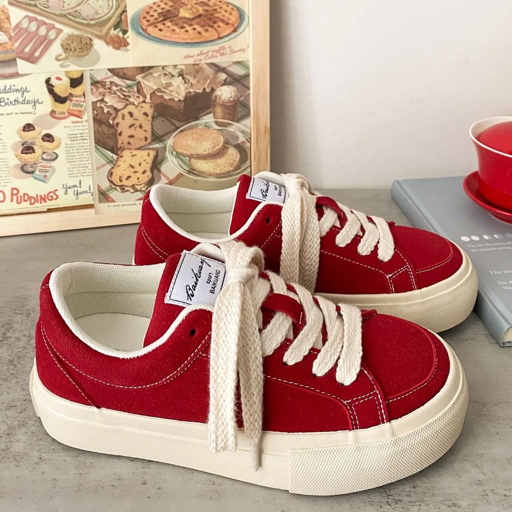 Женская обувь на платформе. Стильные и удобные красные однотонные замшевые кроссовки на плоской подошве. Обувь для прогулок и бега на шнуровке.