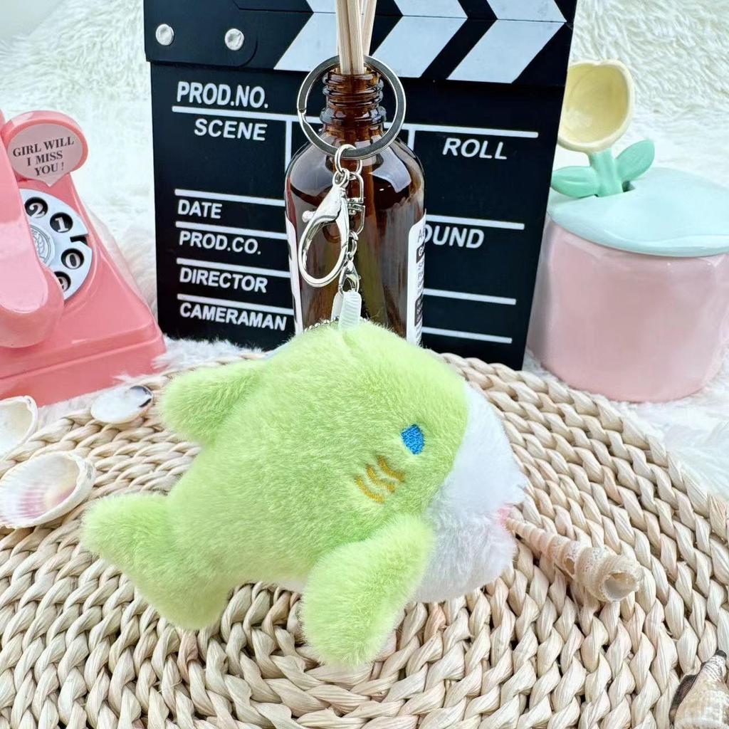 Очаровательный плюшевый брелок-шарм в виде акулы, кусающей руку