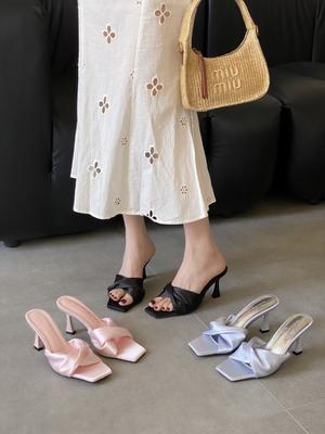 Летние атласные шлепанцы с перекрутом на высоком каблуке в европейском и американском стиле