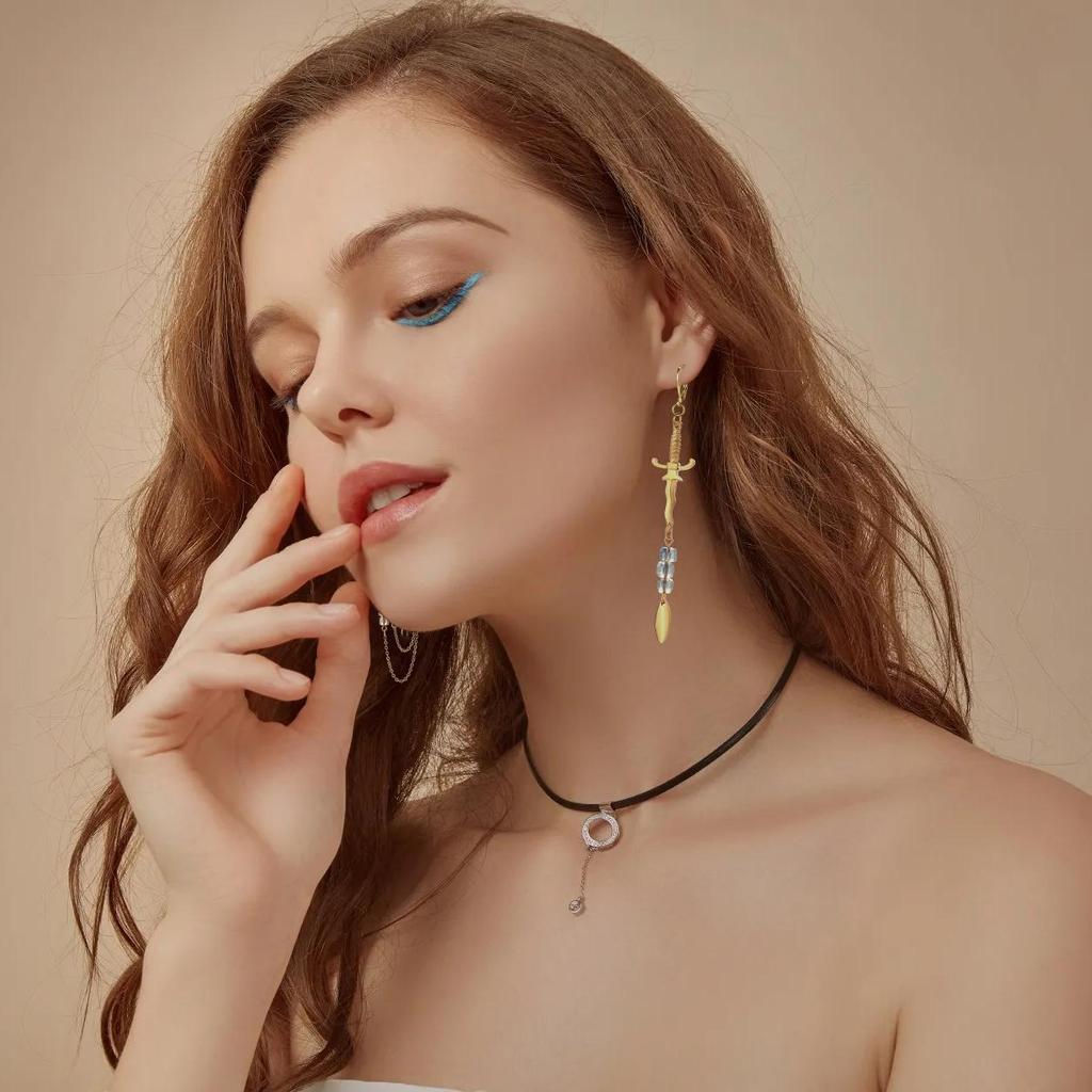 Асимметричные серьги-подвески «Леди Правосудие и Меч», позолоченные, с хрустальными бусинами, с цепочкой