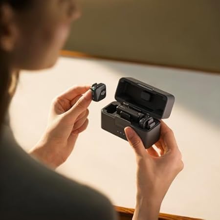 DJI Микрофон Мини (2 TX + 1 RX + зарядный футляр) Беспроводной петличный микрофон, Ультралегкий, Время работы от батареи 48 часов, Шумоподавление, Функция автоматического лимитирования