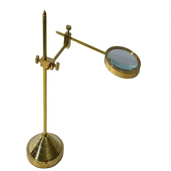 Изготовление ювелирных изделий в античном стиле с увеличительным стеклом