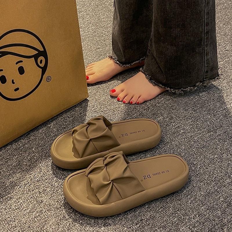 Шлепанцы Женщина в модных новых летних пляжных тапочках на платформе Женщина