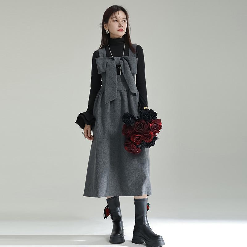 Осень/Зима 2025 Шерстяное платье А-силуэта с бретелями, украшенными бантами