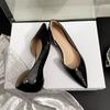 Темпераментная повседневная универсальная профессиональная обувь для通勤 с острым носком, летняя новинка, французская боковая пустая телесная обувь на плоской подошве для женщин