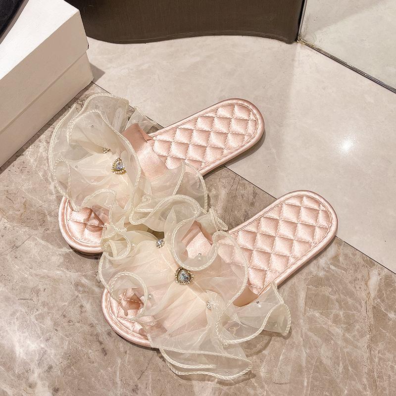 Модные мягкие тапочки женские корейские кружевные атласные тапочки с открытым носком на плоской подошве модные домашние сандалии женские нескользящие удобные женские туфли
