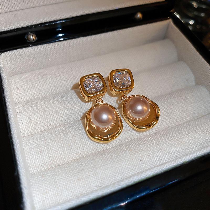 Vintage Steel Teardrop Cat Eye Earrings for Women - Retro, High-End, Versatile Fashion Ear Studs