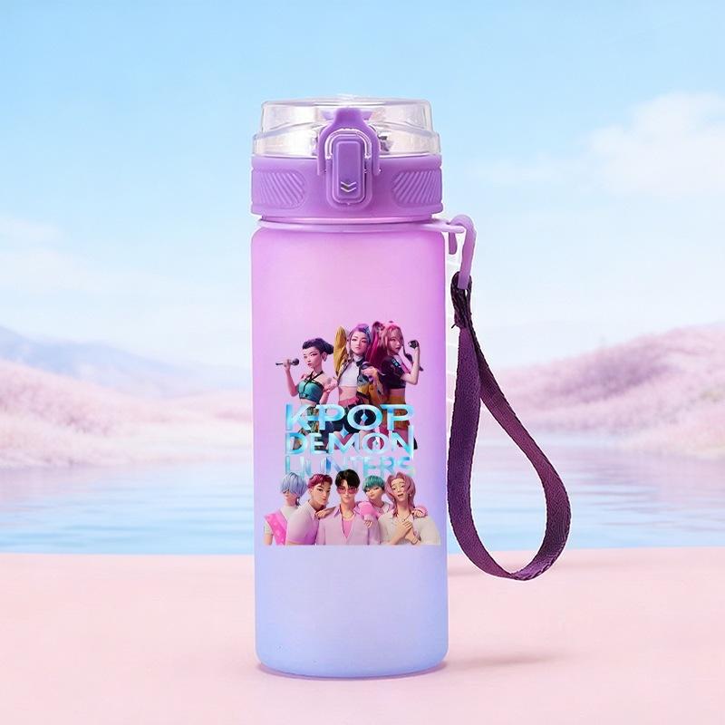 Бутылка для воды 600 мл Мультяшная K-Pop Охотники на демонов Печатный персонаж Кружка для воды Большая емкость Портативная на открытом воздухе Бутылка для питья с веревкой для подарка Мальчику Девочке