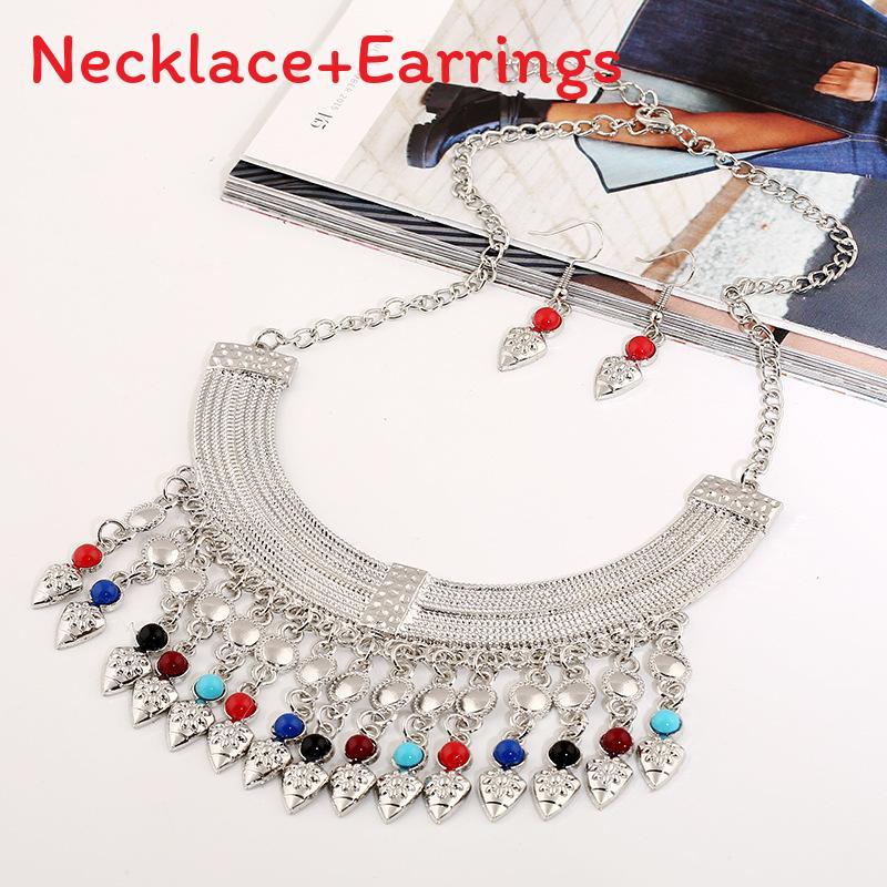 Модный комплект колье-кисточки и серег-капелек со слоистой цепочкой и деталями из драгоценных камней