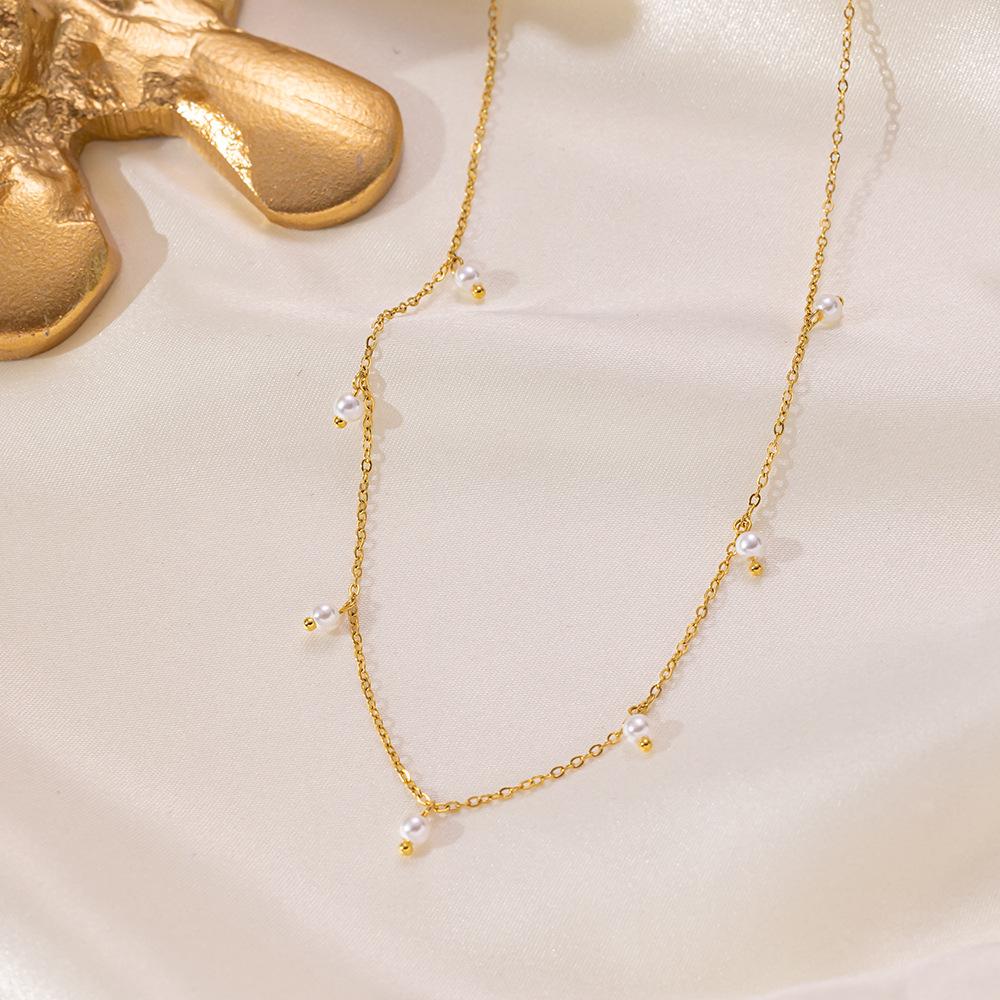 Новое ожерелье из нержавеющей стали с кисточкой из жемчужин и маленьких рисовых бусин 18 карат, ювелирное изделие в стиле INS, модное ретро-ожерелье для женщин