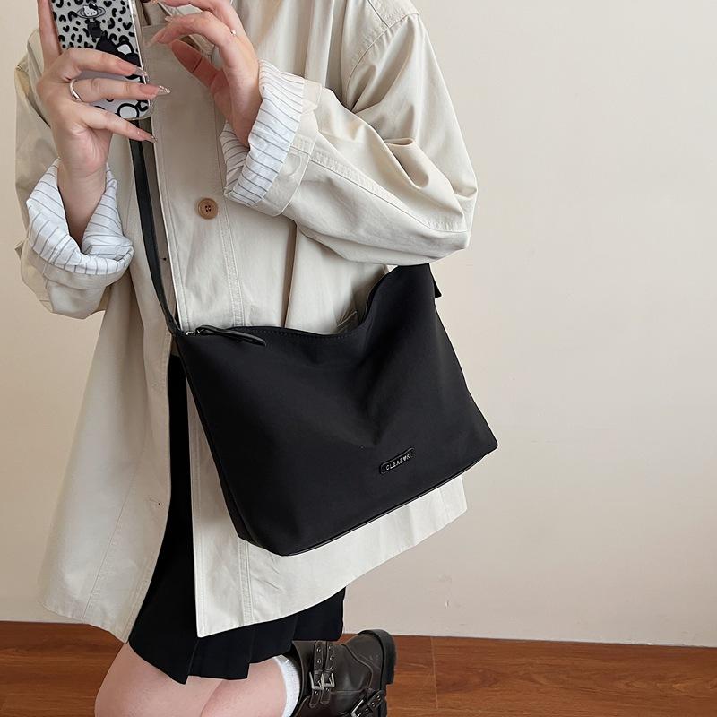 2025 Autumn New Simple Bucket Small Bag Solid Color Fashionable Versatile Shoulder Messenger Bag Casual Commuter Women's Bag