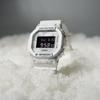 Casio G-Shock Серия Snow Camouflage Квадратные Водонепроницаемые Ударопрочные Для активного отдыха Кварцевый механизм Ремешок из смолы Мужские часы Белые DW-5600GC-7PR