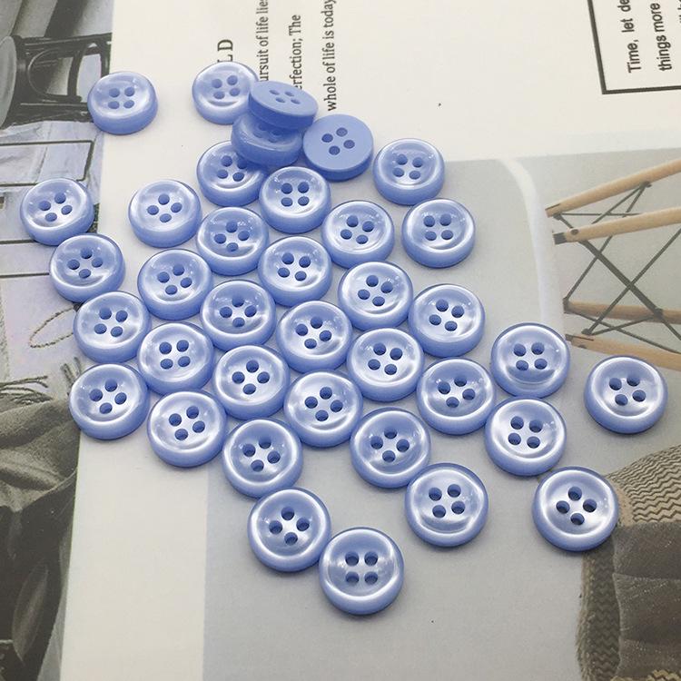 Небесно-голубая унисекс рубашка ручной работы с круглыми светло-голубыми пуговицами