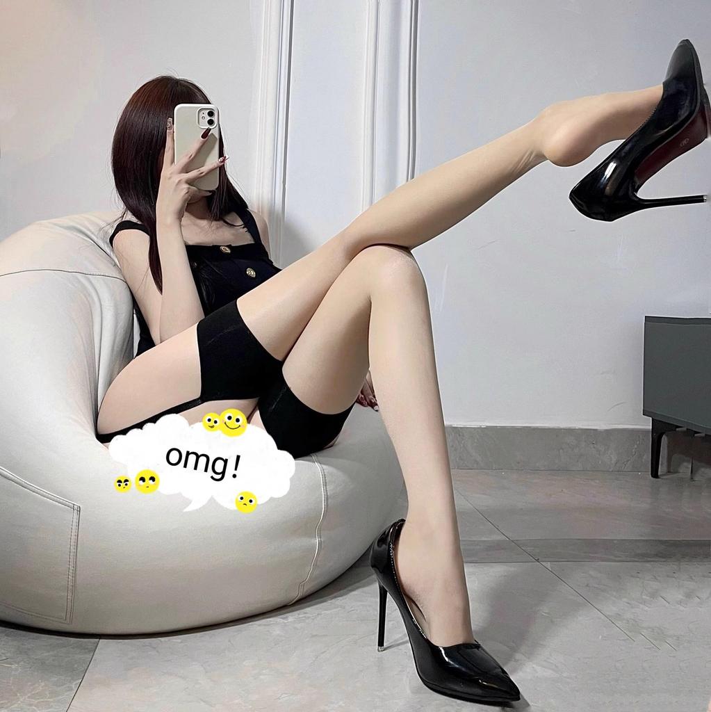 Кокетливый черный слитный чулок-подвязка до бедра с красной отделкой