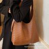 Ретро плетеная сумка женская большой вместимости 2025 новая осень и зима на плечо мессенджер сумка для ребенка и мамы повседневная сумка-тоут для работы