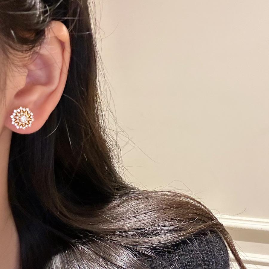 Имитация муассанита Легкая роскошь Полностью бриллиантовое Супер-сияние Снежинка Астролябия Ожерелье Женский кулон Подсолнух Нишевый дизайн Набор серег-пусетов