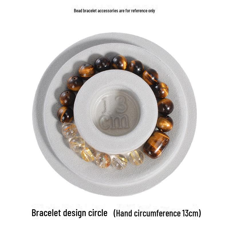 Ассортимент флокированных ювелирных изделий, витрин и дизайнерских лотков для браслетов и ожерелий своими руками