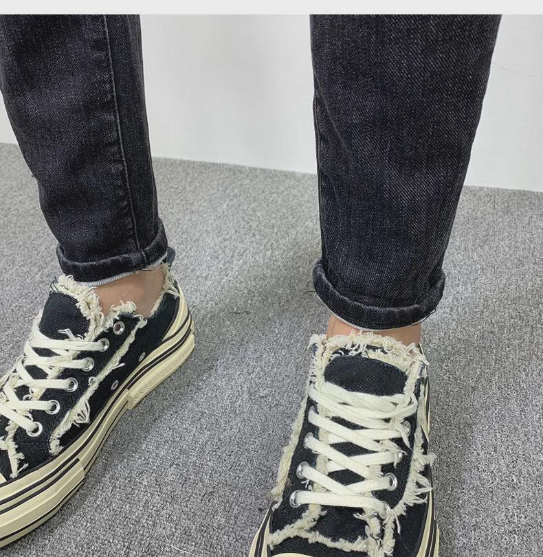 Мужские облегающие джинсы с потертостями и заплатками