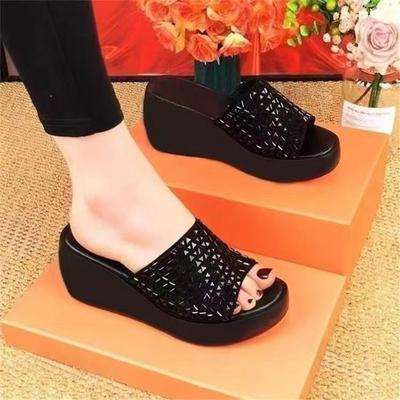 Мягкая кожа танкетка высокий каблук крутые шлепанцы женская летняя обувь 2025 новые популярные модные толстая подошва маффин подошва шлепанцы на перемычке