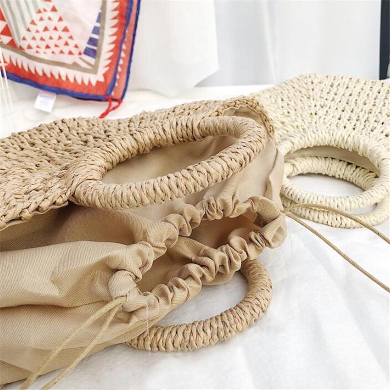 Женская полукруглая сумка из соломы