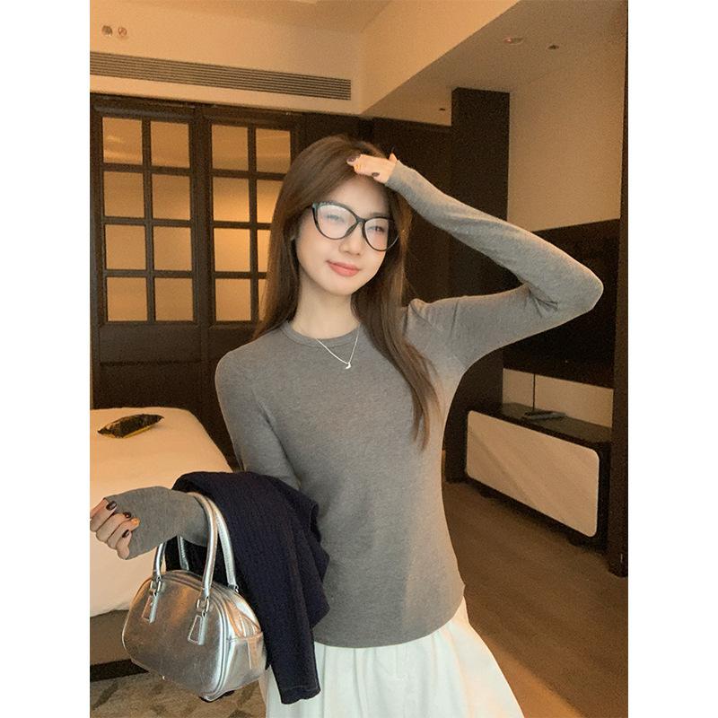 Поздней осенью и ранней зимой серая базовая универсальная рубашка с круглым вырезом и длинными рукавами для женщин в сочетании с облегающим верхом