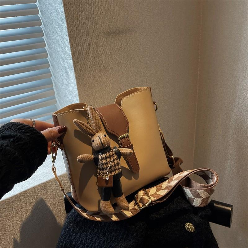 Niche Fashion Women's Bags, Popular Bucket Bags, Wide Shoulder Straps 2025 New Casual Single Shoulder Korean Version of Casual Texture Crossbody