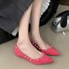 Модная обувь с острым носком, слипоны, балетки для женщин, 2025, новая летняя весенняя женская обувь, неглубокие флоковые женские балетки с заклепками