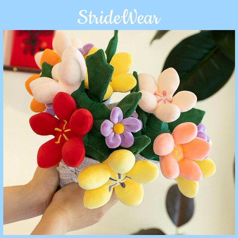 Милая плюшевая игрушка медведь с красивой цветочной композицией в оранжевых, розовых и красных оттенках