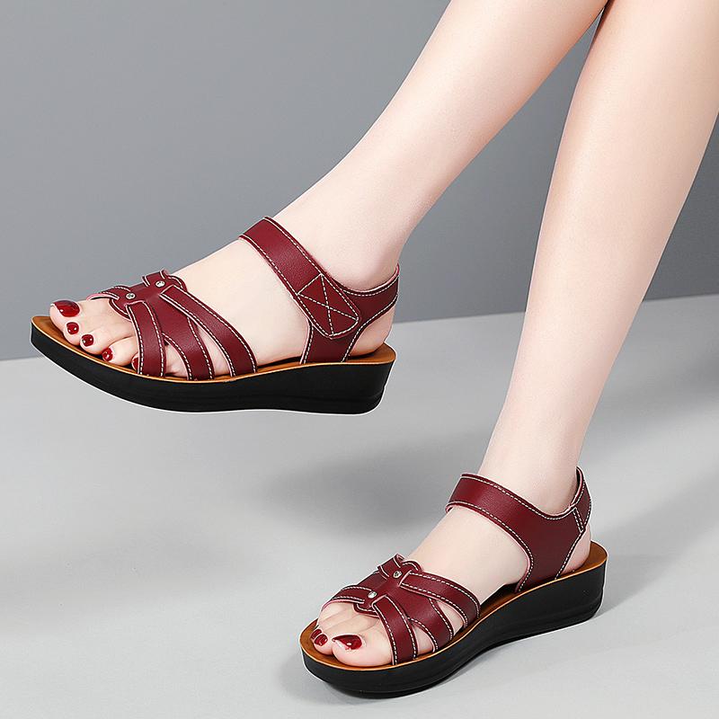 Модные материнские сандалии Летние мягкие подошвы Для среднего и пожилого возраста Нескользящая рабочая обувь Клинья Плоские Туфли бабушки для ношения на улице