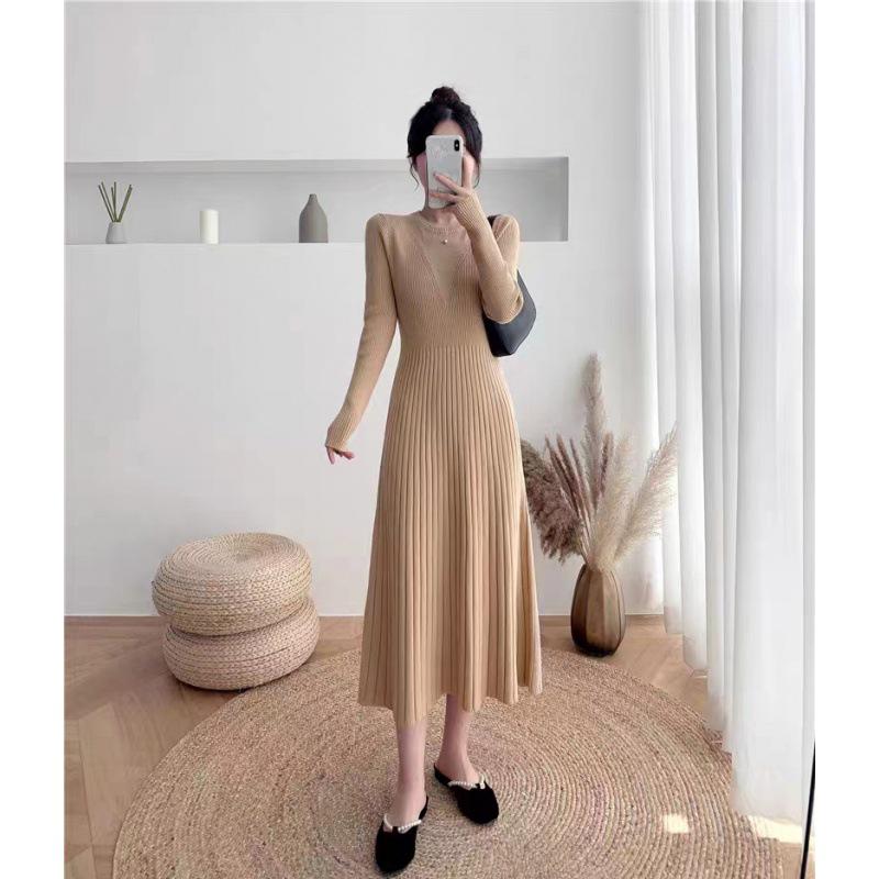 Платье-свитер миди с черным трикотажным воротником для беременных на осень/зиму