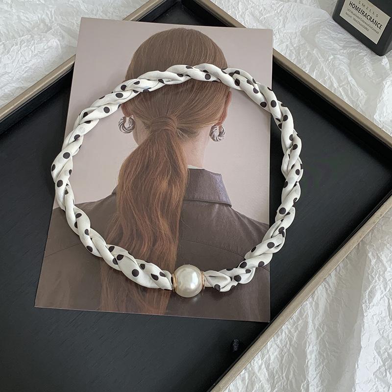 Pearl Necklace Twist Silk Scarf High-end Neck Protection Scarf with Shirt Magnetic Silk Scarf Simple Scarf Collarbone Chain