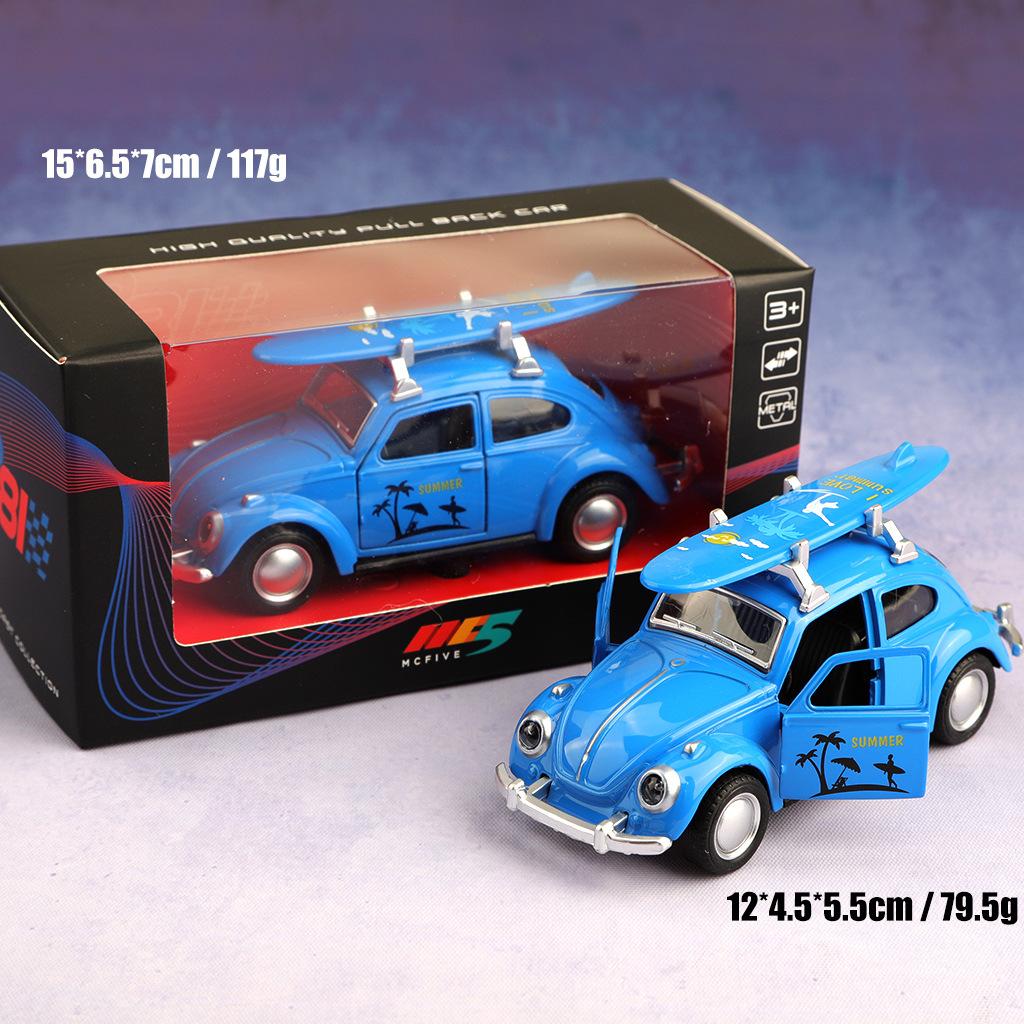 1:36 Красный литой автомобиль Volkswagen Beetle с доской для серфинга, Металлическая модель с механизмом оттягивания и открывающимися дверями, Ретро-игрушка для летнего пляжа для детей