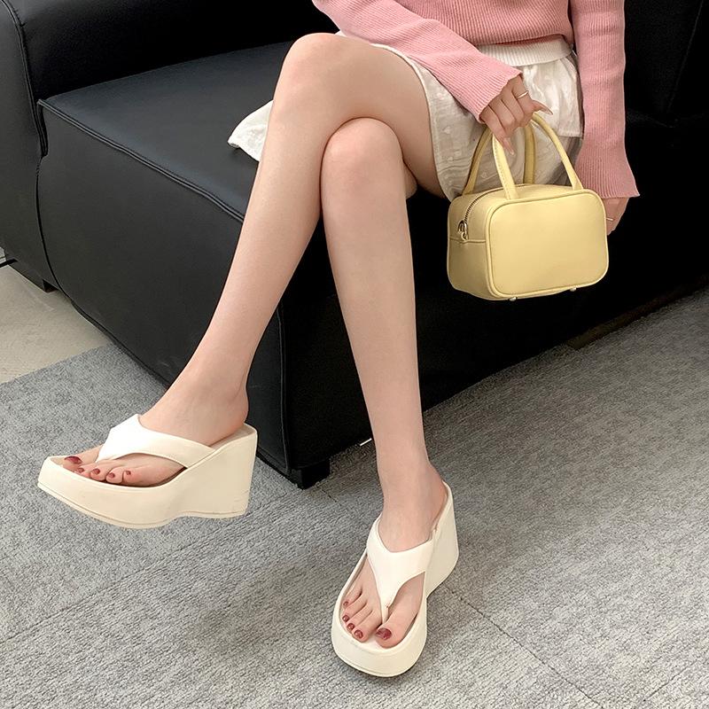 Модные универсальные толстоподошвенные увеличивающие рост шлепанцы женские 2025 новый летний стиль Инфлюенсер пляжные крутые тапочки