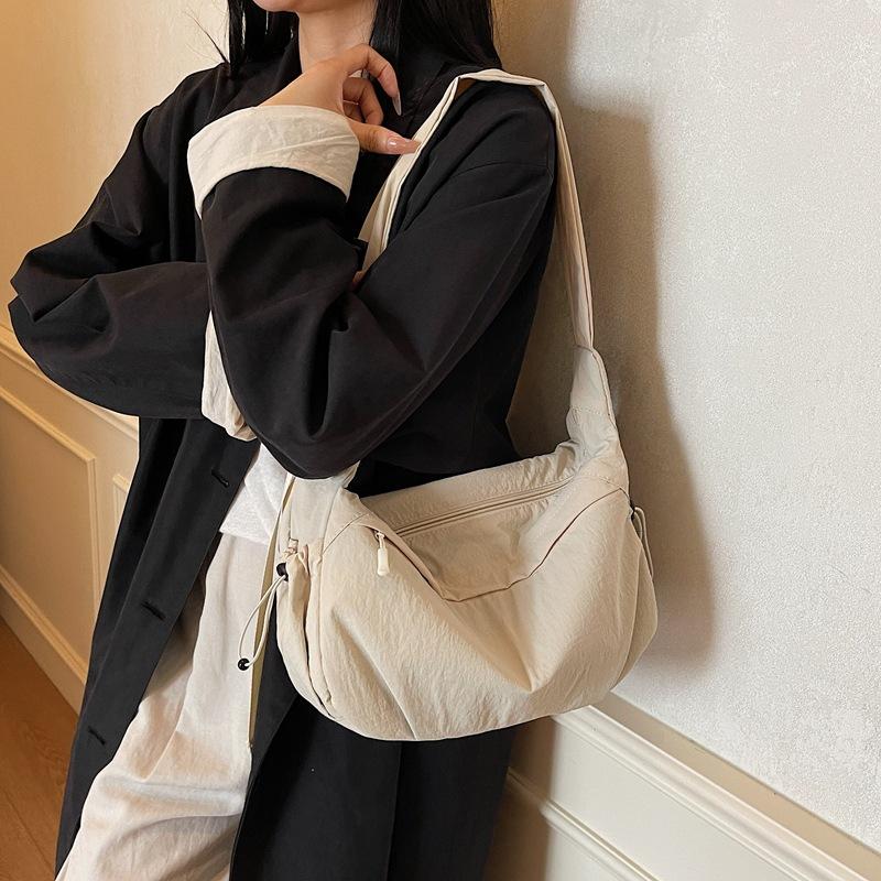 Korean Niche Solid Color Shoulder Bag Fashionable and Simple Dumpling Bag 2025 Autumn New Commuter Large-capacity Messenger Bag