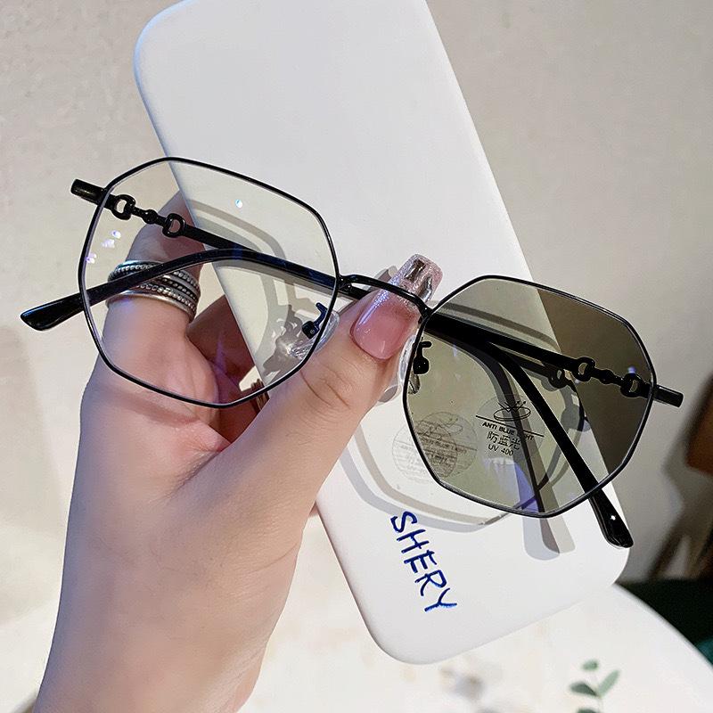Trendy Women's Light-Changing Transparent Myopia Glasses with Slim Big Frame
