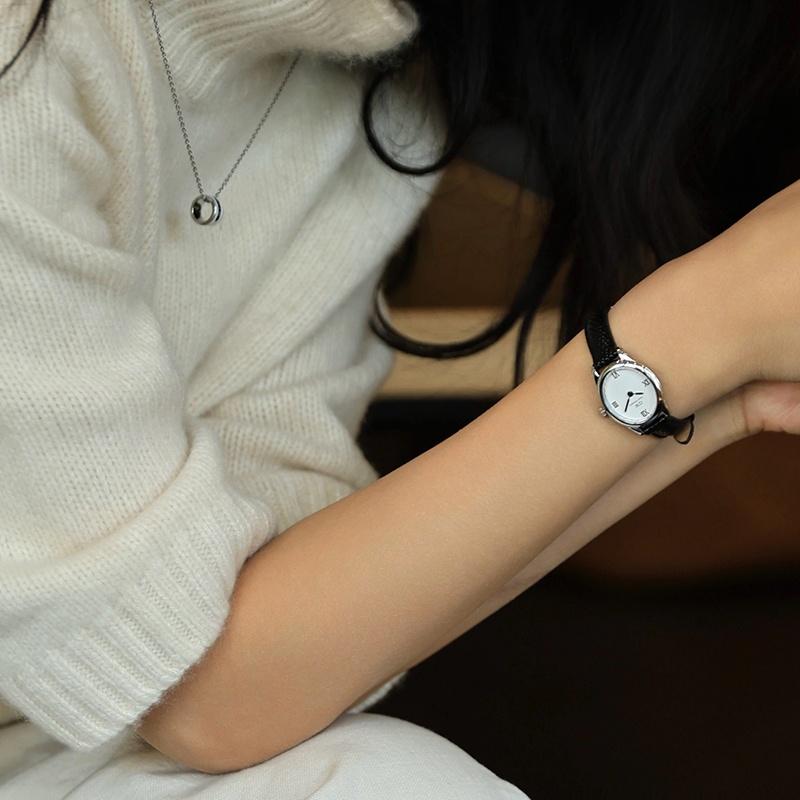 Daniel Wellington Watch Quartz Movement Leather Strap Silver Dial Women's Watch Oval Watch Versatile Fashion DW00100887