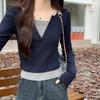 Шикарная контрастная пуговица с имитацией двух частей V-образного выреза с длинными рукавами для женщин на весну и осень, стройнящая горячая девушка, короткая нижняя часть рубашки, верхняя часть