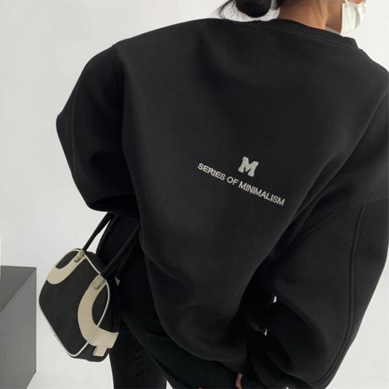 Женская свободная толстовка с круглым вырезом и вышитыми буквами