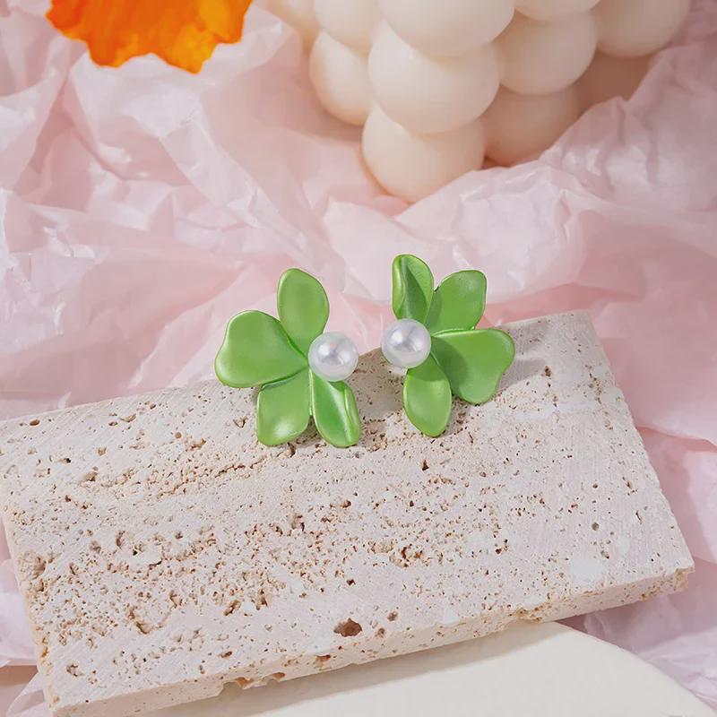 Серебряные асимметричные серьги-цветы в виде игл - элегантный стиль сказочного леса с изысканным дизайном тычинок