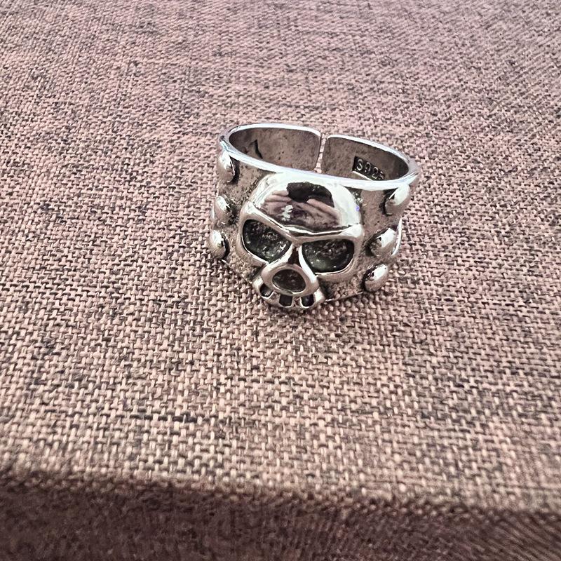 Кольцо Dark Series Retro Skull Five-Claw Ring - крутой аксессуар в стиле хип-хоп и уличный стиль
